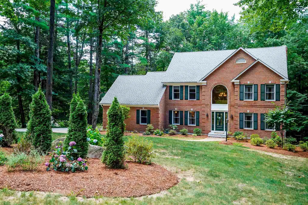 11 Lancaster Lane Bedford NH 03110