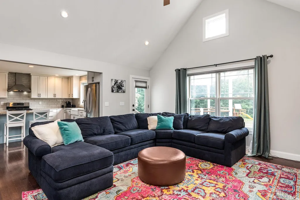 79 Apple Way Epping NH 03042
