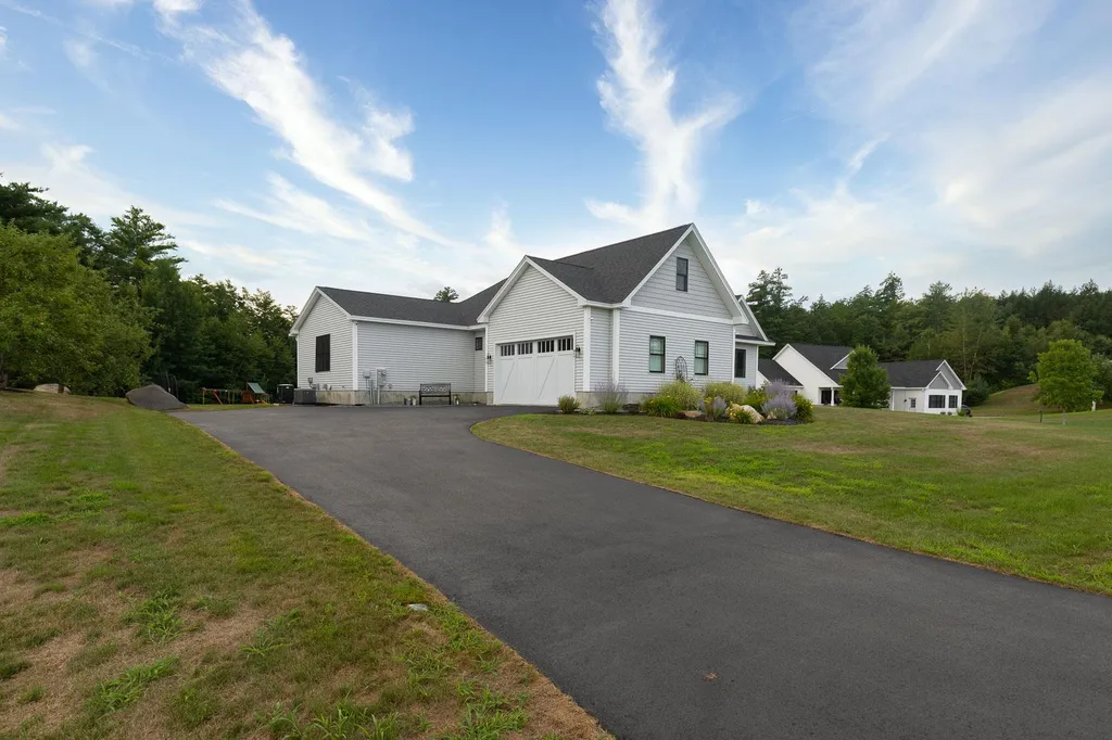 79 Apple Way Epping NH 03042