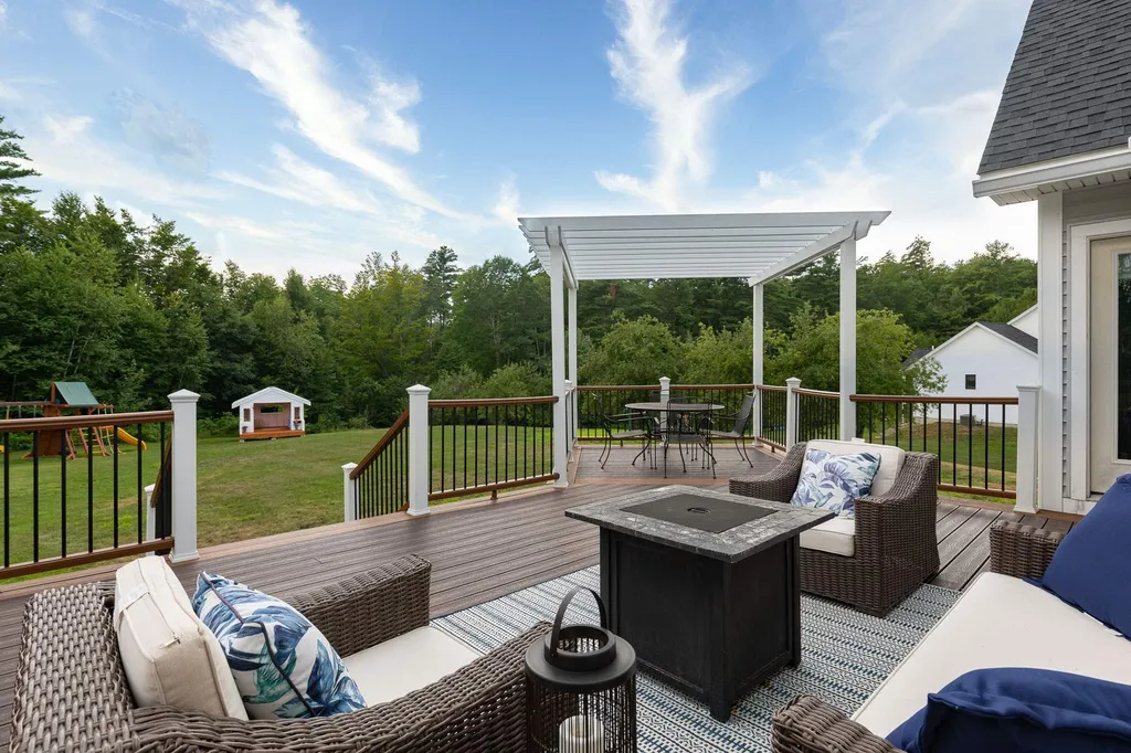 79 Apple Way Epping NH 03042