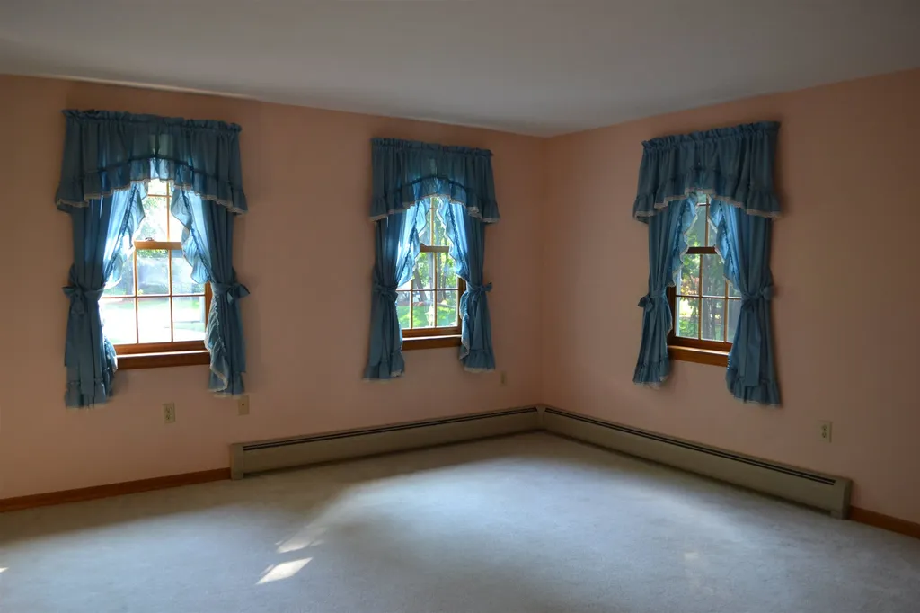 27 Moulton Drive Londonderry NH 03053