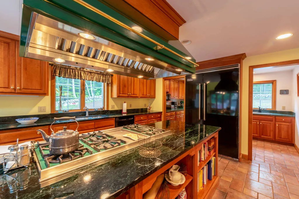 53 Pinnacle Road Wilmot NH 03287