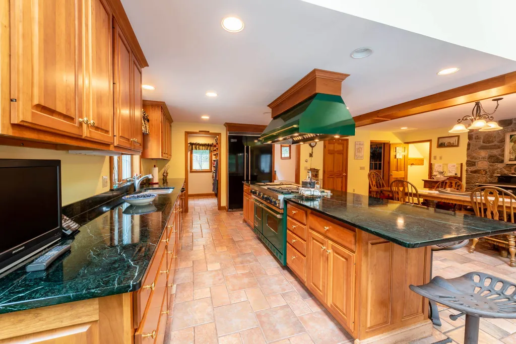 53 Pinnacle Road Wilmot NH 03287