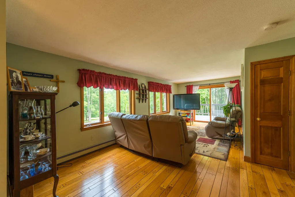 53 Pinnacle Road Wilmot NH 03287