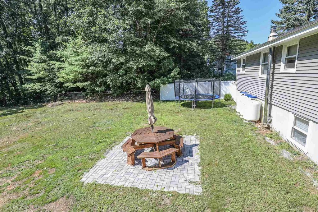 18 Country Club Lane Merrimack NH 03054