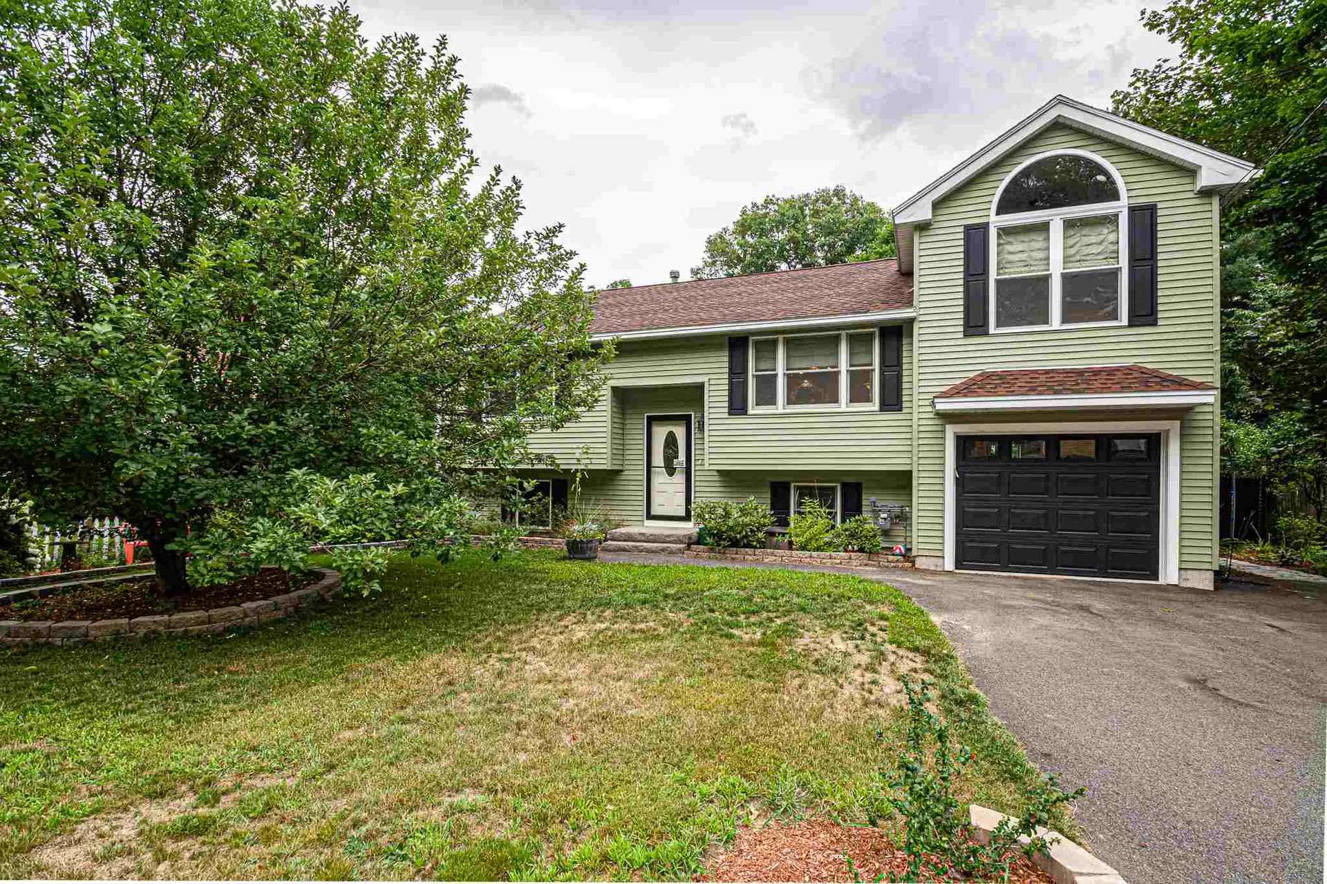 19 Syracuse Road Nashua NH 03064-1712