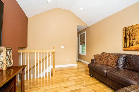 19 Syracuse Road Nashua NH 03064-1712