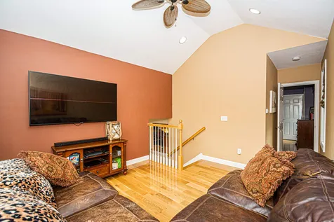 19 Syracuse Road Nashua NH 03064-1712