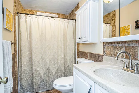 19 Syracuse Road Nashua NH 03064-1712