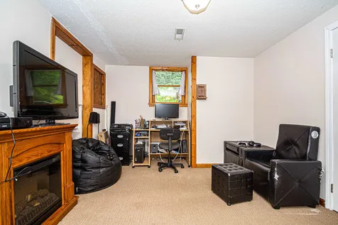 19 Syracuse Road Nashua NH 03064-1712