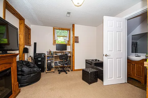 19 Syracuse Road Nashua NH 03064-1712