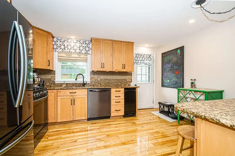 19 Syracuse Road Nashua NH 03064-1712