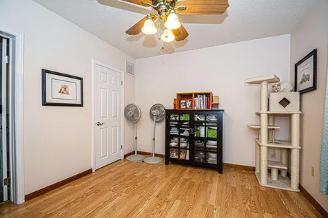 19 Syracuse Road Nashua NH 03064-1712