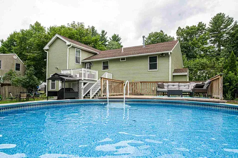 19 Syracuse Road Nashua NH 03064-1712