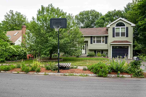 19 Syracuse Road Nashua NH 03064-1712