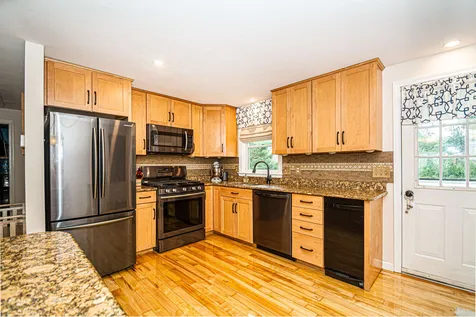 19 Syracuse Road Nashua NH 03064-1712