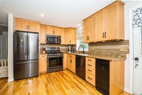 19 Syracuse Road Nashua NH 03064-1712