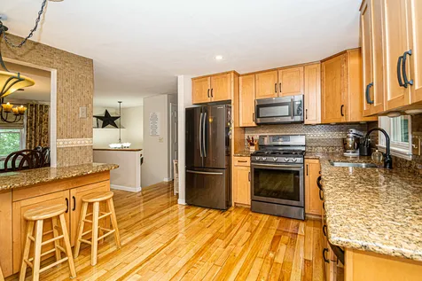 19 Syracuse Road Nashua NH 03064-1712
