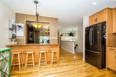 19 Syracuse Road Nashua NH 03064-1712
