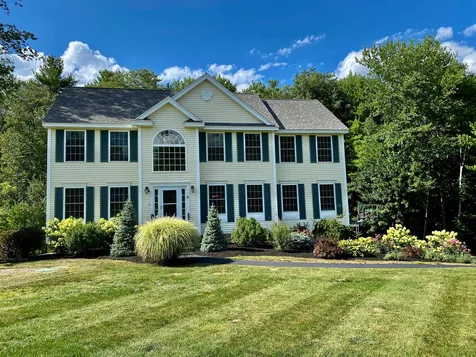 6 Edward Circle Londonderry NH 03053
