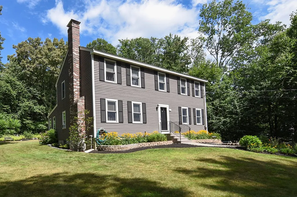 17 Woodland Drive Sandown NH 03873