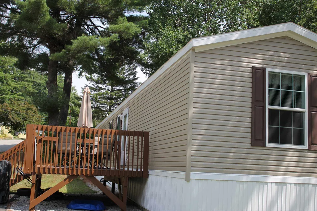 21 Embassy Avenue Hooksett NH 03106