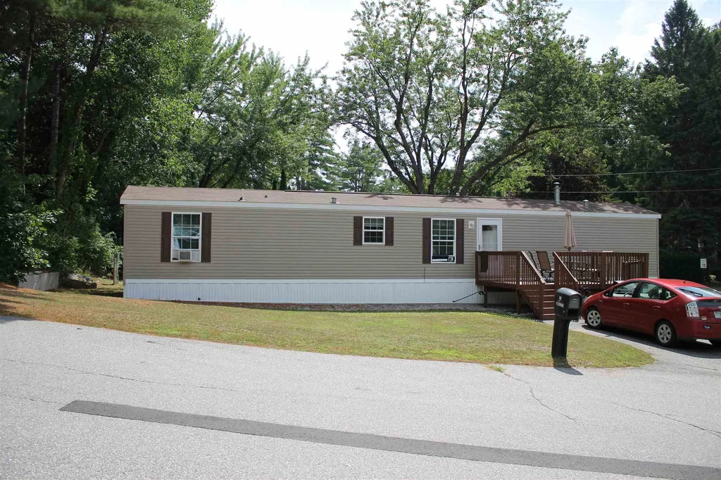 21 Embassy Avenue Hooksett NH 03106