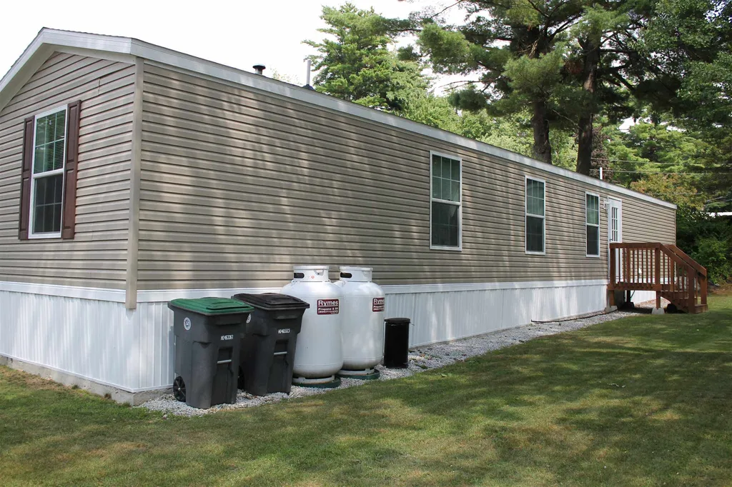 21 Embassy Avenue Hooksett NH 03106