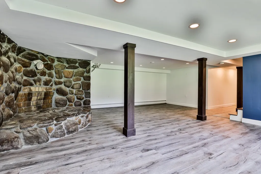 81 Rockingham Road Londonderry NH 03053