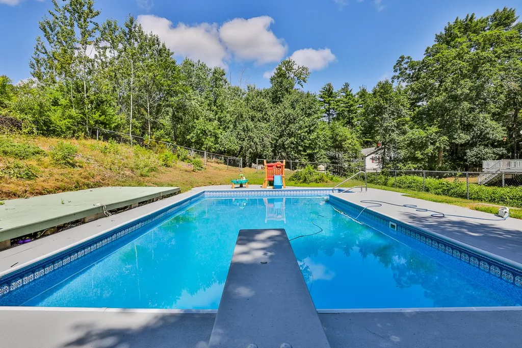 81 Rockingham Road Londonderry NH 03053