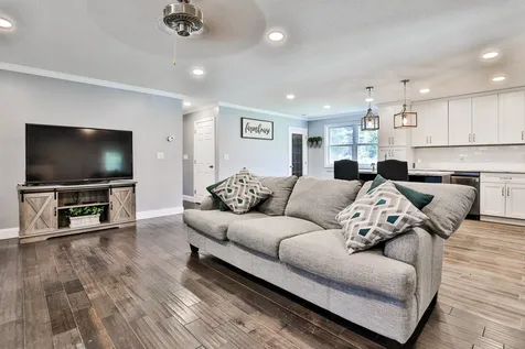 81 Rockingham Road Londonderry NH 03053