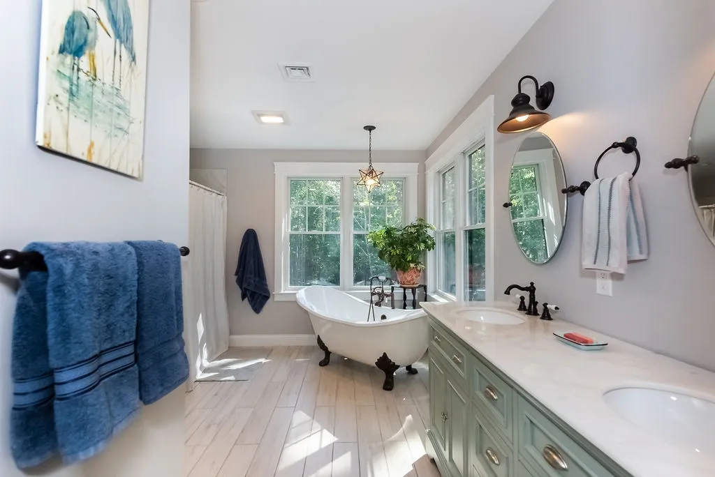 184 Mast Road Lee NH 03861