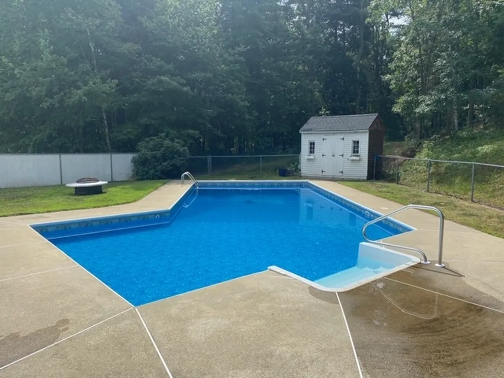 7 Columbia Drive Londonderry NH 03053