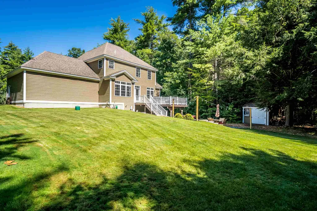 51 Hawthorne Drive Auburn NH 03032