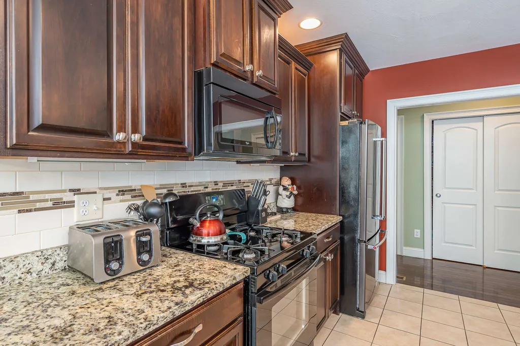 51 Hawthorne Drive Auburn NH 03032