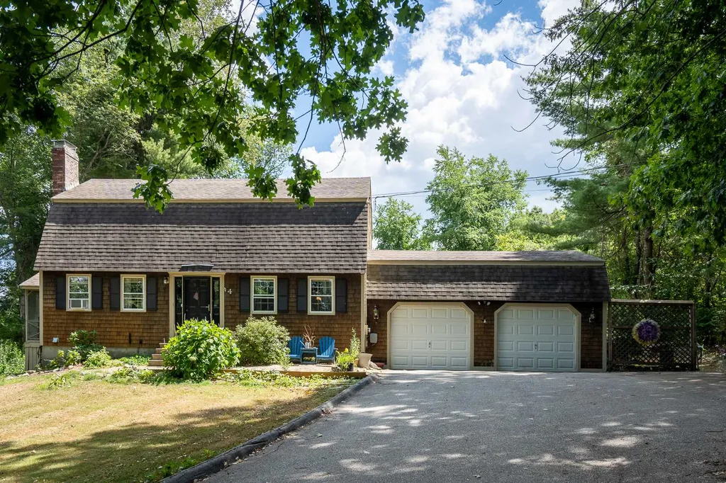 4 Royal Range Road Sandown NH 03873