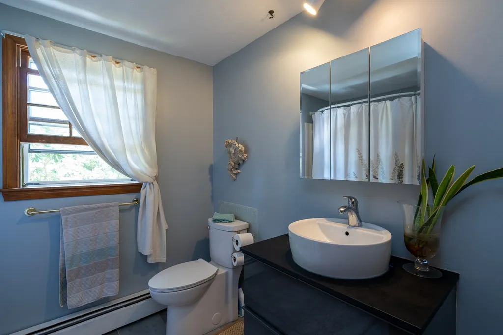 4 Royal Range Road Sandown NH 03873