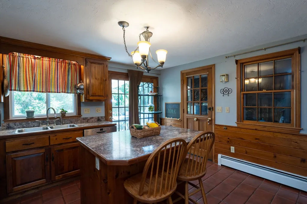 4 Royal Range Road Sandown NH 03873