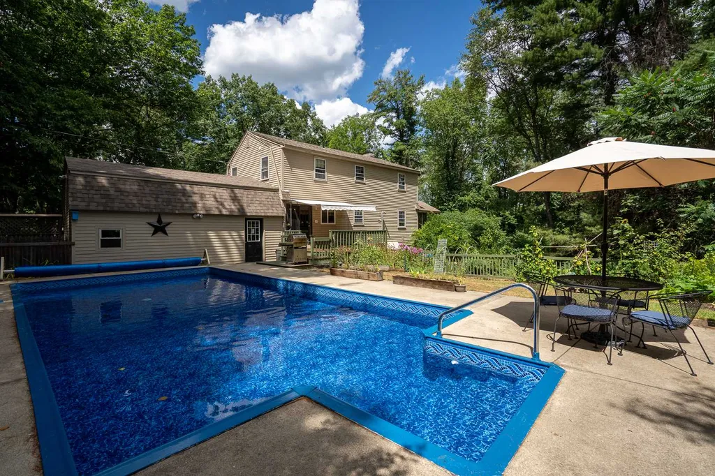 4 Royal Range Road Sandown NH 03873