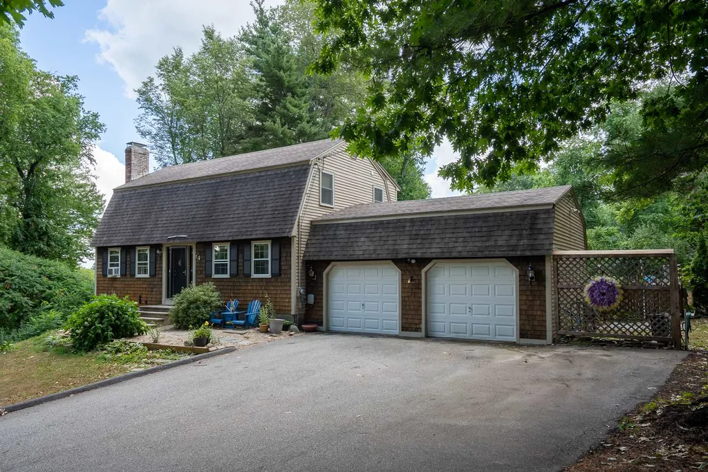 4 Royal Range Road Sandown NH 03873