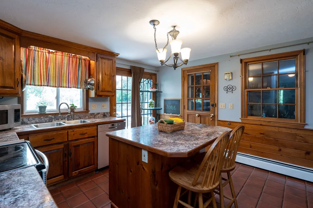 4 Royal Range Road Sandown NH 03873
