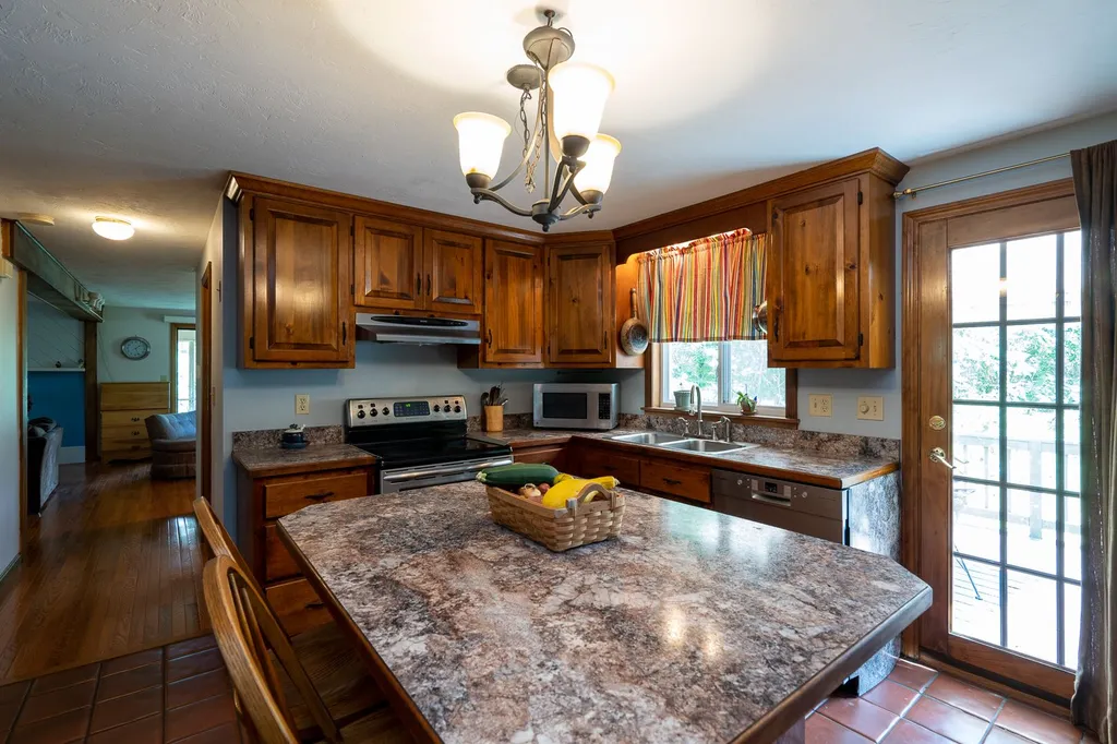 4 Royal Range Road Sandown NH 03873