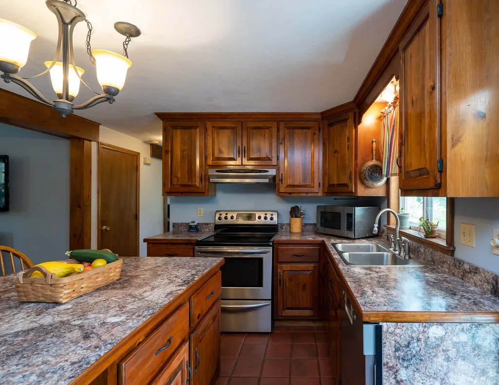4 Royal Range Road Sandown NH 03873