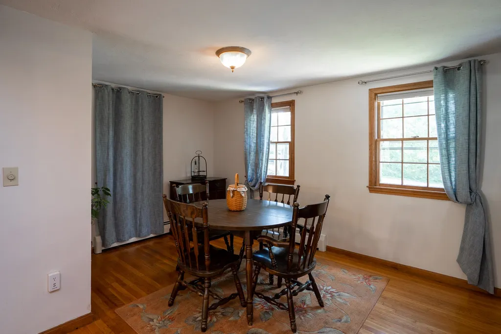 4 Royal Range Road Sandown NH 03873