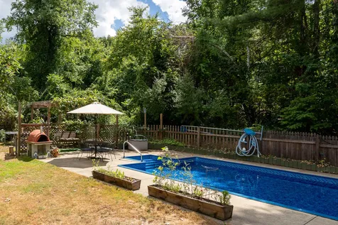 4 Royal Range Road Sandown NH 03873