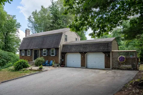 4 Royal Range Road Sandown NH 03873