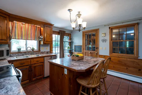 4 Royal Range Road Sandown NH 03873