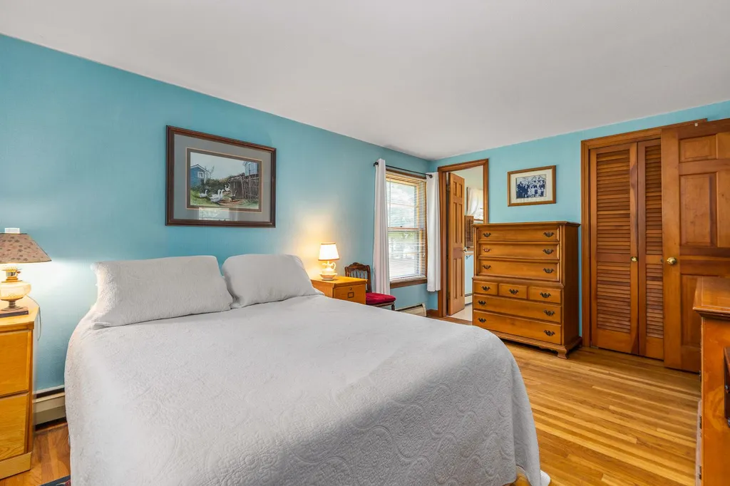 11 Woodlawn Avenue Hampton Falls NH 03844-2124