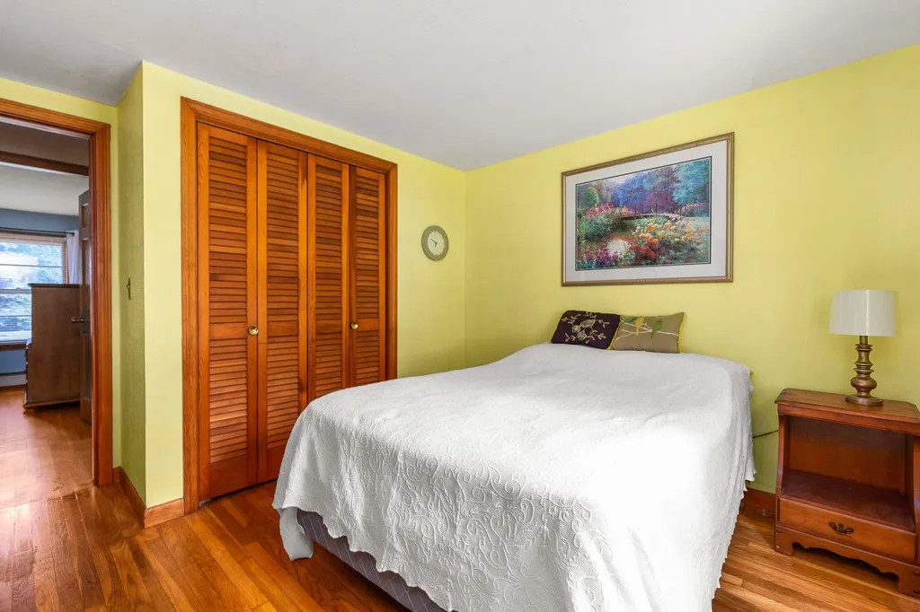 11 Woodlawn Avenue Hampton Falls NH 03844-2124