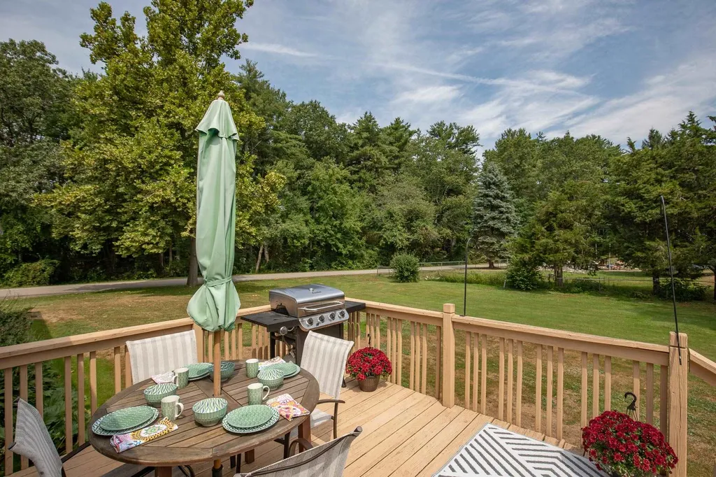 11 Woodlawn Avenue Hampton Falls NH 03844-2124